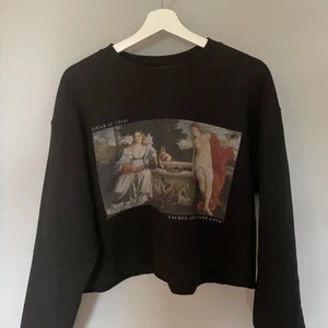 croppad sweatshirt - Cool tröja som är i en kortare modell, men inte för kort. Andra bilden är lånad, samma passform men har ett annat tryck. Superfin till jeans eller att bara slänga över en klänning:)