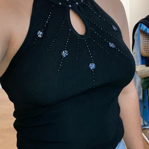 Festlinne - Säljer detta suuuuperfina linne med hög hals och glitterpaljetter då det tyvärr inte kommer till användning😫 står ingen storlek på vad jag vet men skulle säga att det passar xs-m då det är väldigt stretchigt!