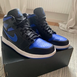 AIR JORDAN 1 MID - Säljer dessa slutsålda jordans då dom inte kommer till användning✨Enbart burits ett få antal gånger men den vänstra skon har några få creasing, dock inte så synbara✨ dom är i storlek 8 som motsvarar 41✨ köptes på Orginal butiken Nike. Orginal box medförljer 