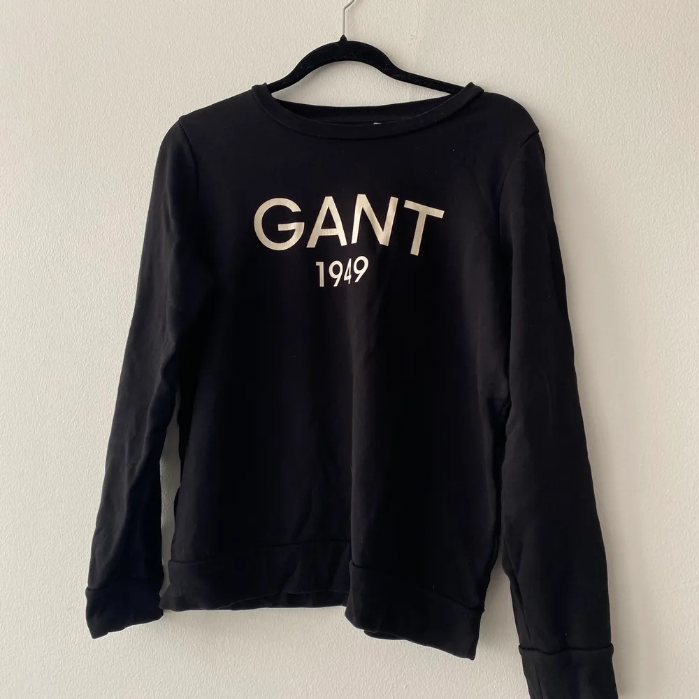 Svart sweatshirt från Gant i storlek M, väldigt bra skick! Nypris 999kr. . Tröjor & Koftor.