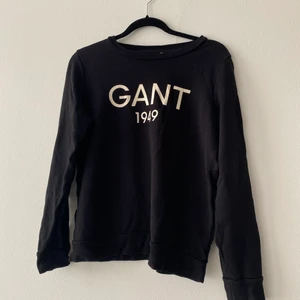 Gant sweatshirt  - Svart sweatshirt från Gant i storlek M, väldigt bra skick! Nypris 999kr. 