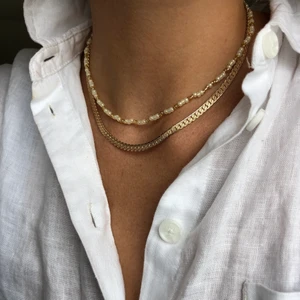 Guldigt pärlhalsband 💫💫 - Handgjort halsband i guld bestående av fyra olika miyuki pärlor. Miyuki är japanska kvalitetspärlor. Förslutning bak i guldfärg. Använt mig av miyukis nylontråd (ingen stretch). Liknar det mest populära halsbandet jag sålt fast i guld istället för i silver. Begränsat antal. Högre pris då det tar lång tid att göra.  Skynda fynda 😆😆 