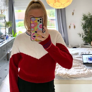 Stickad tröja  - Säljer en stickad tröja i strl XS. Fint skick, väldigt varm. Köpare står för frakt!💜