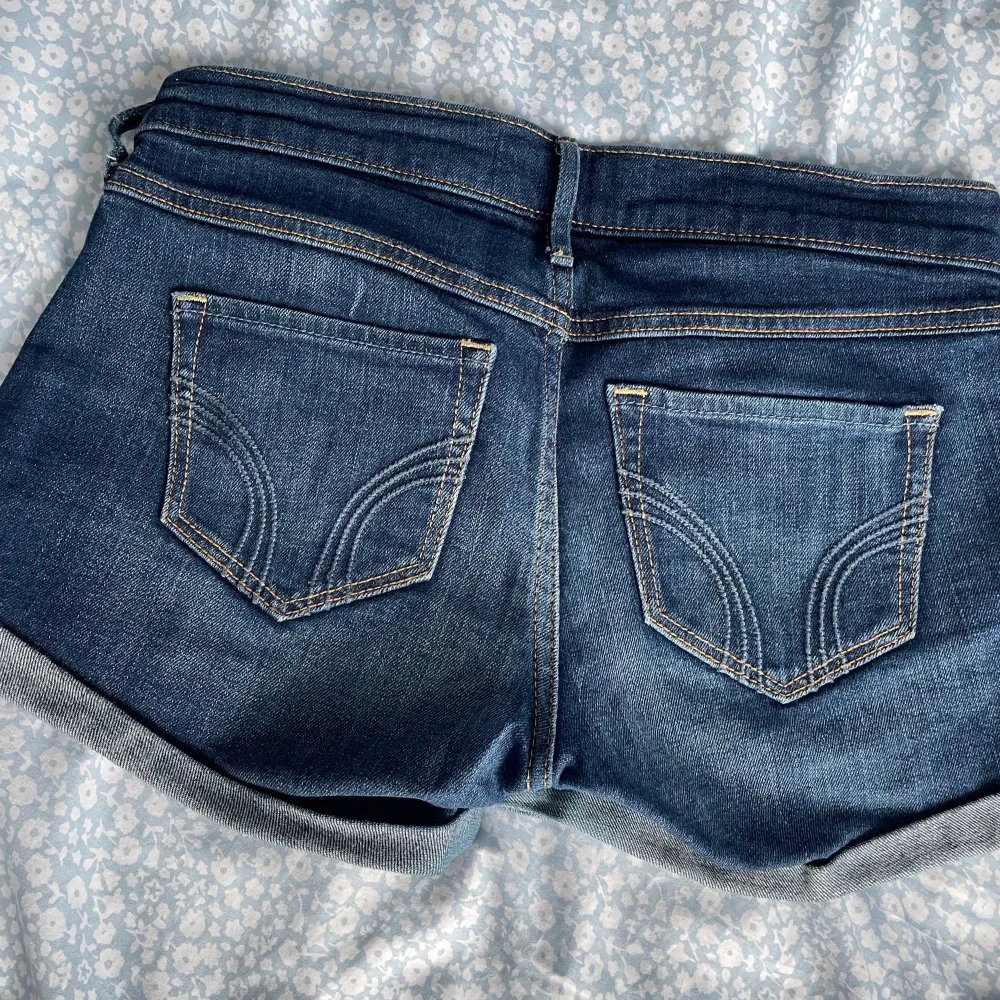 Blåa Hollister jeansshorts i storlek 24, knappt använda. . Shorts.