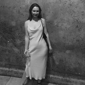 Klänning - Fint skick, hittar inget att anmärka på. Behöver en strykning bara :)