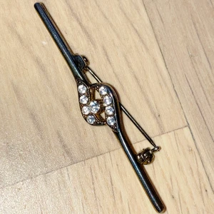 Brosch - En silvrig brosch med vacker detalj, cirka 5 cm lång. För mer information eller frågor, kontakta mig. Köparen står för frakten 💛