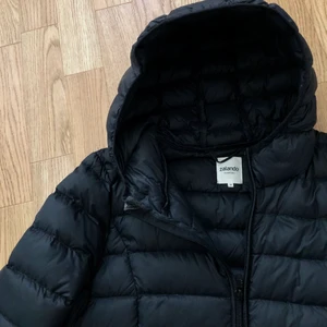 Höstjacka - Nypris runt 399kr. Perfekt svart höstjacka med dolda dragkedjor till fickorna från Zalando i storlek 36. Säljer pga att jag har en till liknande. Som ny i materialet! Frakt tillkommer! 😁