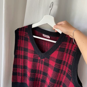 Stickad väst - Mycket bra skick, storlek medium men skulle mer säga att den är som en xs/s!