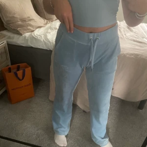 Blåa Juicy Couture byxor - Ett par lika dana blå Juicy Couture byxor som inte är använda. Nypris 1100 men säljer för 700. Buda i kommentarerna💕