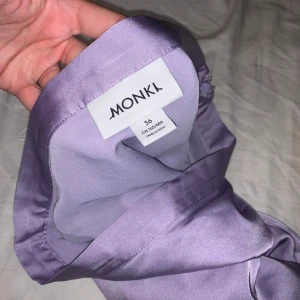  siden kjol 🎀 - Lila siden kjol från monki, stl S💜  köparen står för frakten 