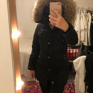 Hollies Subway vinterjacka  - Hollies subway vinterjacka svart säljes pga ny jacka. Väldigt varm och mysig jacka med stor päls. Fortfrande i ok skick, endast lite färgförlust grund av att den används två vintrar. Köptes för runt 4600kr. Buda! ❤️