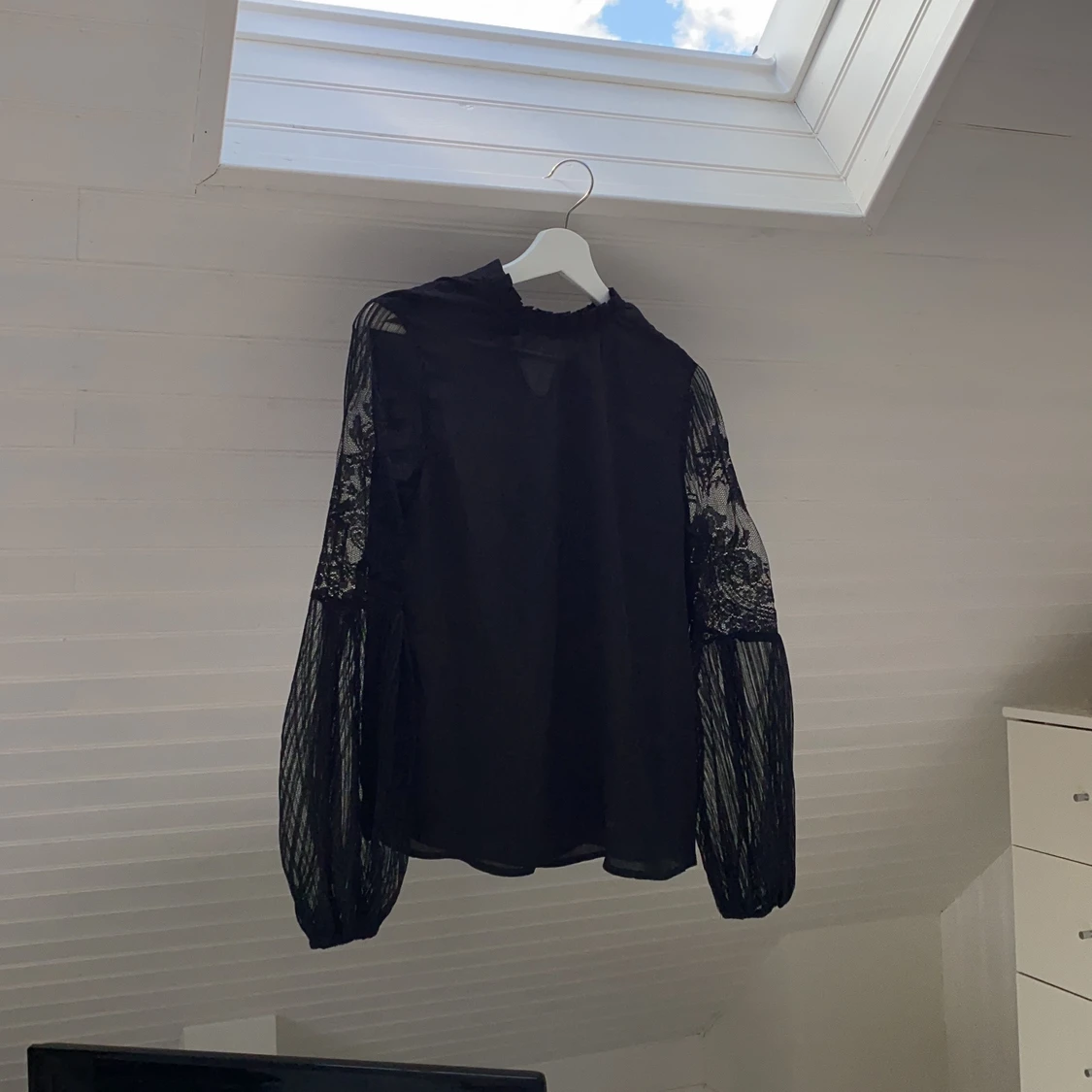 Svart långärmad blus med spetsarmar - 90