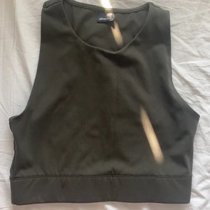 Grön topp från Gina tricot - Mörkgrön topp  Lite som en sporttopp i materialet - skön, mjuk och stretchig😊