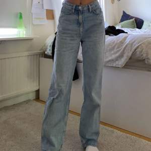 Fina jeans från Weekday i modellen Rowe. Fint skick och passar bra på mig som brukar ha xxs, eller 30-32 på byxor och är ungefär 155 cm lång. Skriv om ni har funderingar💕 Pris går att diskuteras❤️