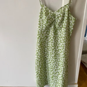 Grön klänning - Jätte söt ljus grön klänning som är jätte skön att ha på sig🤍 Den är inte kort men inte heller för lång💚 först till kvarn som gäller plus priset är inte inkl frakt