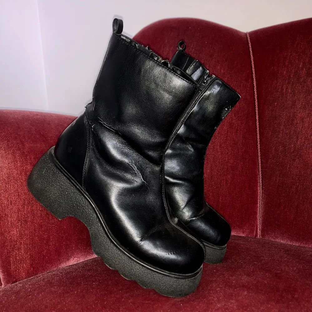 Ascoola svarta vintage platform boots i skinnimitation från märket Vox. Lätt fodrade. De har skador och skavanker, därav priset. Storlek 37 men passar bra på mig som för det mesta har storlek 38.❗️Köparen står för frakten❗️Skriv om du har några frågor🌸. Skor.
