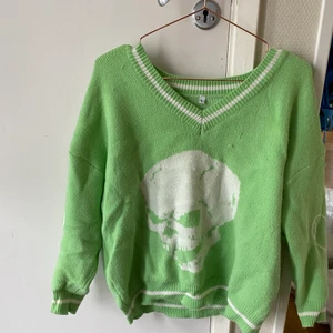 Grön dödskalle tröja - Cool tröja som är tjock och perfekt nu till hösten💚 den liknar hcw tröjor. Storlek L och sitter oversized på mig som brukar ha XS. Den he ett stretchiga material så passar folk över XS också.