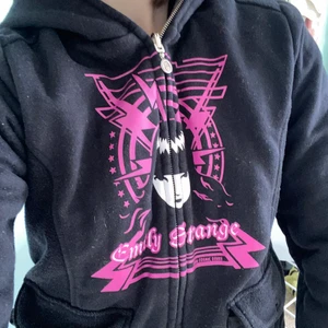 2006 Emily Strange zip Hoodie  - (Lägger up igen) 2006 Emily Strange zip up reversible hoodie  Tjockt material bra till hösten  Står som L men mer som en S Köparen betalar för frakten 