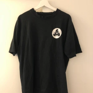 Palace Tee - Size : M, cond 9/10, kan sänka pris vid snabb affär
