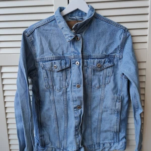Jeansjacka - Oanvänd jeansjacka, storlek S💖