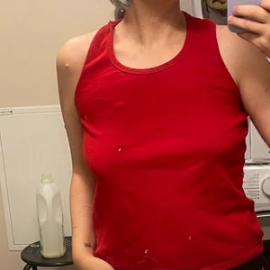 Björn Borg linne röd  - Björn Borg linne röd med texten ”Björn Borg” i nacken (baksidan av linnet) ärvt den av min bror för många år sen, använder den inte och ej gjort på flera år! Står ej för postens slarv och skickar med postnord 