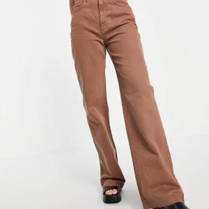 Bruna raka jeans  - Jättesnygga bruna jeans från stradivarius som är helt oanvända. Säljer pga för stora för mig som vanligtvis är 36. De är även slutsålda på hemsidan 🙌🏼  Buda gärna! Kan fraktas vart som helst, så länge köparen står för frakten 🥰🥰