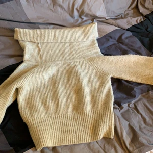 Stickad tröja - Kort stickad tröja i färgen beige , man viker ner den övre delen så den är vid axlarna 