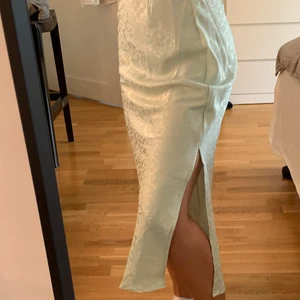 Blommig lång klänning💚 - Super fin å gullig klänning med blommor på! Storlek XS! Köpte den secondhand i Stockholm men den är från BikBok💚 jätte fint skick inga defekter men ser ut att vara lite insydd i midjan, sitter dock ”helt vanligt”, alltså inte mindre midjemått än vad en XS brukar ha tycker jag! 100kr och frakten ingår! Först till kvar gäller inga bud🤪 kolla gärna in min profil, rensar garderoben så massa nytt ute för billiga priser!💚💚