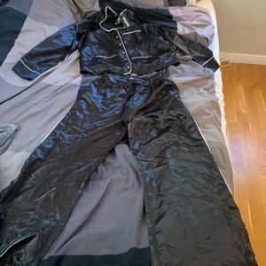 Pyjamas sett  - Pyjamas sett med skönt material aldrig använt förut svart me fina knappar 