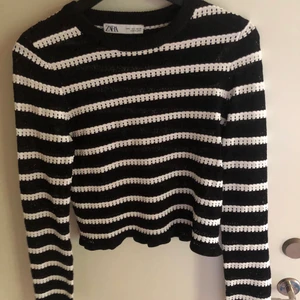 Randig tröja Zara - Helt slutsåld tröja från zara, perfekt till hösten!! Köpt här på Plick men passade tyvärr inte mig, jätteliten i storleken så skulle säga att den passar s/m. I nyskick! KÖP DIREKT FÖR 400kr, tröjan köptes för direkpris !