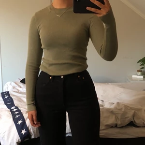 Tröja från na-kd  - Säljer nu denna fina tröjan ifrån na-kd i storlek xs. Den är endast använd ett fåtal gånger och i nyskick. Jag skulle nog säga att färgen på den andra bilden stämmer bäst överens med hur den ser ut i verkligheten. Betalning sker via swish och köparen står för frakten på 66kr💚