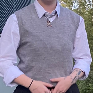 Grå Väst - Fint skick! Frakten är inbakad i priset (obs gäller ej spårbart)