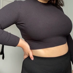 H&M svart magtröja Storlek M - Svart magtröja i polomodell. Stretchigt ribbat material. Storlek M. Jag bär vanligtvis storlek M/L på överdelar och är 172 cm lång.