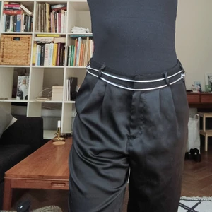 Glansiga byxor från ".Object"  - Glansiga sköna byxor från ".Object". Använda men bra skick, strl 36.