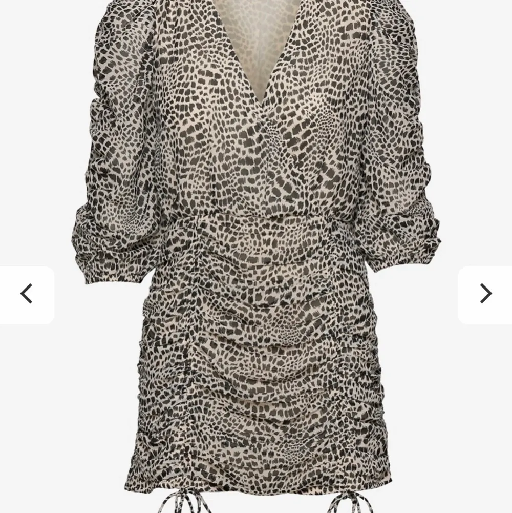 Säljer min fina klänning ifrån Gina tricot, då den inte kommer till användning längre. Köptes för 399kr, mitt pris 199kr. Klänningen är i nyskick och i strl 36/S. . Klänningar.