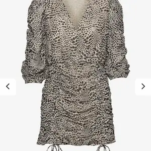 Säljer min fina klänning ifrån Gina tricot, då den inte kommer till användning längre. Köptes för 399kr, mitt pris 199kr. Klänningen är i nyskick och i strl 36/S. 