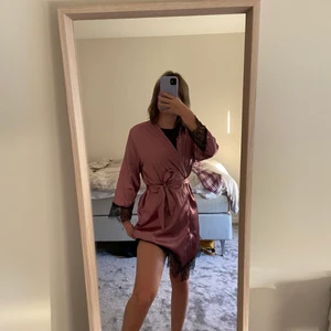 Satin morgonrock  - En rosa satin ”morgonrock” från shein! Använd få gånger och jag säljer för den inte kommer till användning 💗⚡️🙈 man kan köpa till matchande shorts! 
