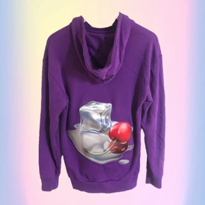 Acne hoodie🍒🧊 - asball lila hoodie från acnes diner collection!! säljer då det inte riktigt är min stil längre. nypris 4000kr🍒🧊