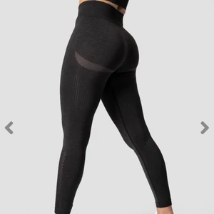 ICANIWILL Evolution Seamless Tights S - Säljer ett par seamless tights från ICANIWILL. Storlek S. Färg Graphite Melange (mörkgrå). Använda fåtal gånger så i jätte fint skick! Super som ett smäck på! Nypris 699:- köparen betalar frakten på 48:- 