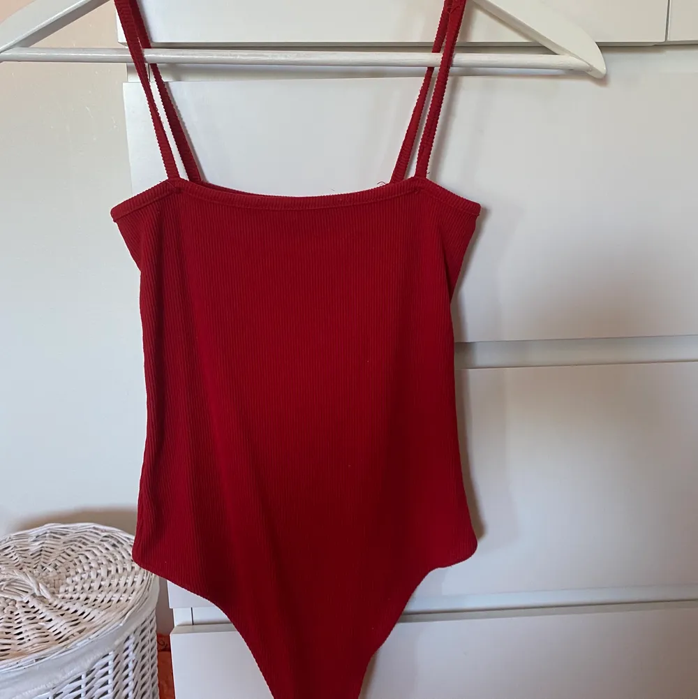 Stretchig röd bodysuit från brandy Melville! Skriv privat för bilder på. Säljer för 90kr + frakt . Toppar.