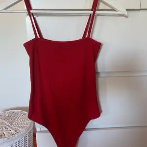 Stretchig röd bodysuit från brandy Melville! Skriv privat för bilder på. Säljer för 90kr + frakt 