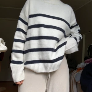 Stickad tröja  - INTRESSEKOLL!!! Helt ny Randig stickad tröja från hm. Är inte säker på att jag ska sälja än.🧡🧡