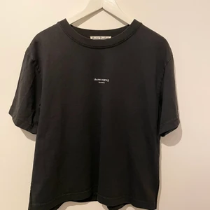 T-shirt från Acne studios. - T-shirt från Acne studios. Använd fåtal gånger så i fint skick. Nypris 1800 kr. Vid snabb affär: 500 kr