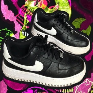 Nike air force 1 - Har använts sparsamt så dem är i bra skick! Hög sula:) kan mötas annars så betalar köparen för frakt💓