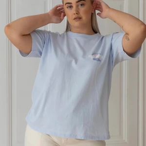 Djerf Avenue Sunset T-Shirt - Sunset t-shirt från Djerf Avenue, + frakt. Notera de blekta fläckarna 