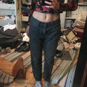 Svarta jeans - De är från uniqlo, säljer då jag har för många jeans