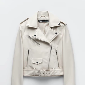 Zara skinnjacka - Helt oanvänd då jag köpte fel storlek så prislappen är kvar. Storleken är XL men skulle säga att den är som en L/M, alltså väldigt liten i storleken. Vill man ha den oversize så passar den även dig som har S/XS