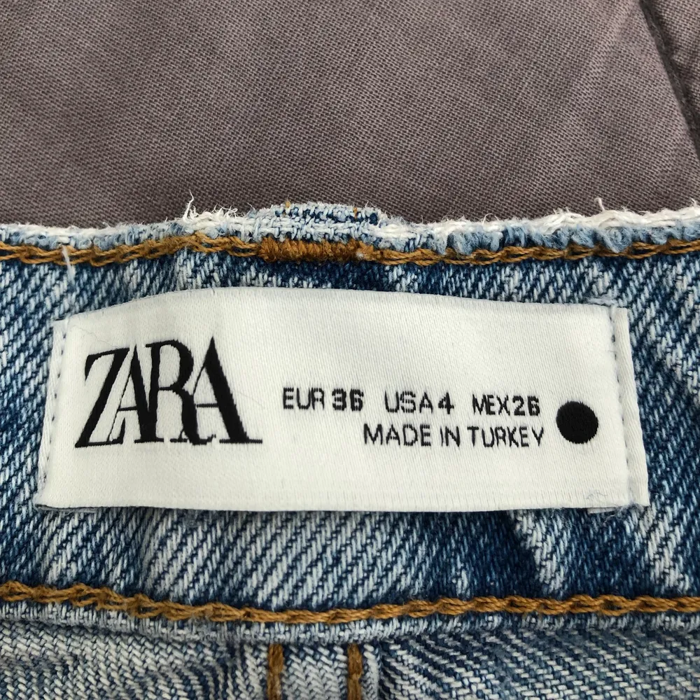 Trendiga Zara full length jeans i färgen ljusblå. Exakta modellen går inte att köpa längre. Använde relativt många gånger under 2020 och är därför lite slitna i tyget. Det finns å andra sidan inga fläckar, märken eller hål förutom de på knäna. Köparen betalar frakt. Kontakta om du är intresserad💕🌟. Jeans & Byxor.