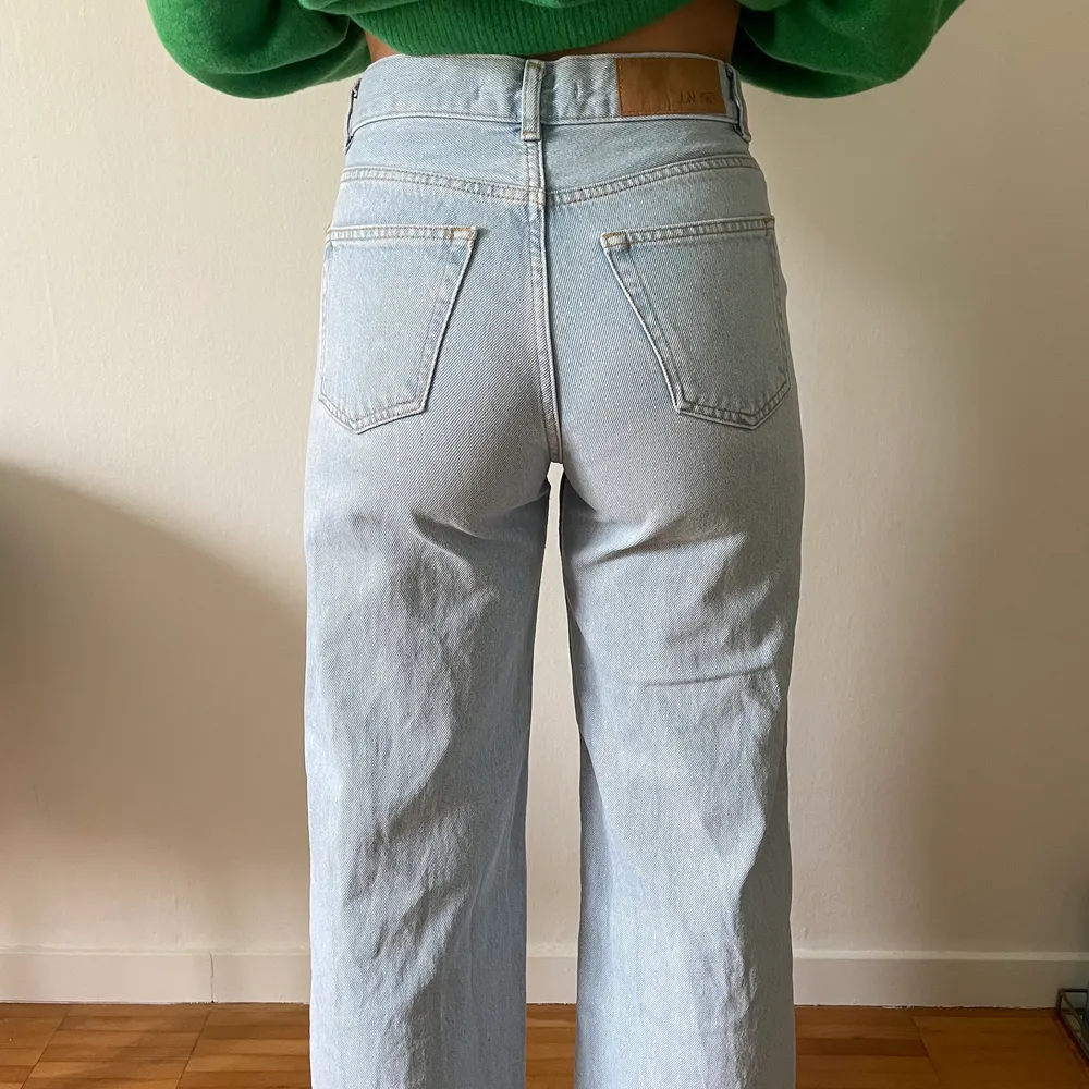 Säljer dessa supersnygga jeans från Junkyard! Storlek 25, men jag har själv sytt upp de så de ska passa mig som är runt 160 cm. Nypris 499 kr. Tveka inte om att höra av dig vid frågor eller fler bilder!😍. Jeans & Byxor.
