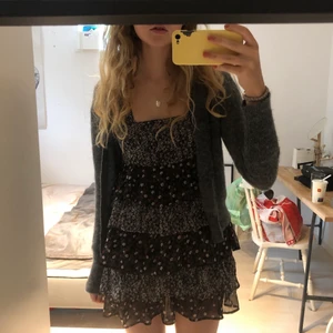 Volangklänning - Supersöt volangklänning med blommor från Vera Moda💗